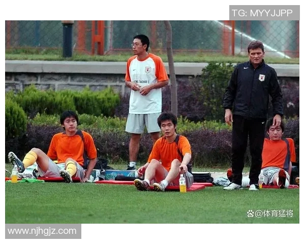 街头偶遇足球明星拍照瞬间记录精彩时刻与球迷互动的温馨视频