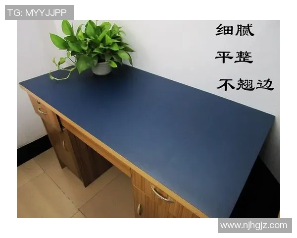 足球明星款书桌桌面垫板助你提升学习与办公效率的理想选择